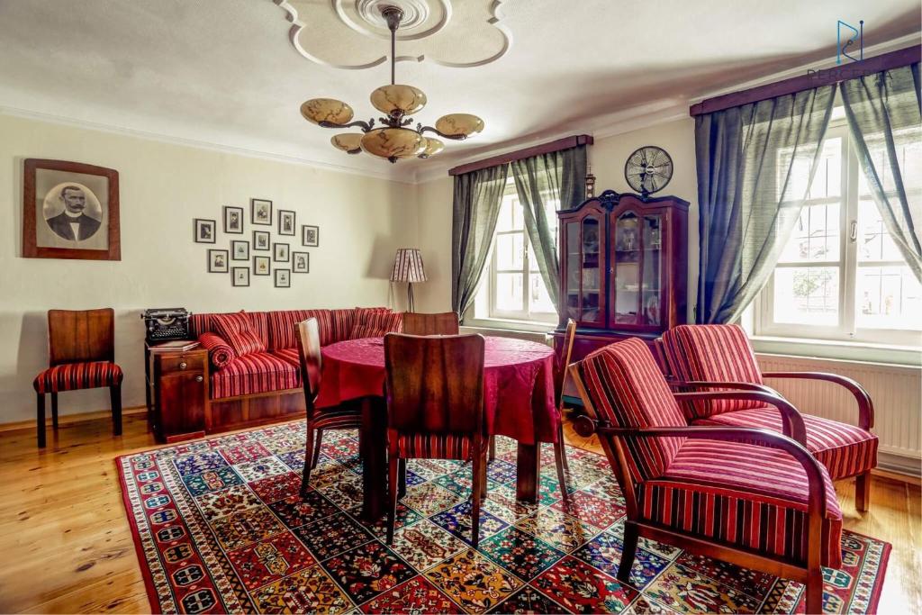 salon ze stołem, krzesłami i kanapą w obiekcie Apartment Julijan w mieście Varaždin
