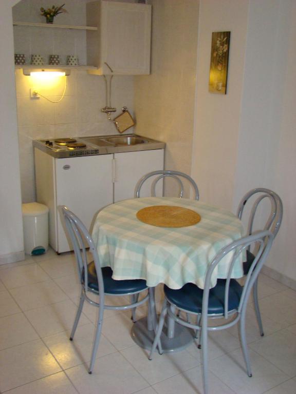 Kuchyň nebo kuchyňský kout v ubytování Studio Apartments Kuljiš
