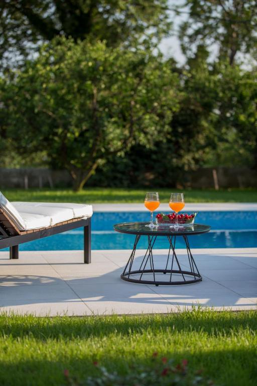 Bazén v ubytování Villa Elysium - beautiful family house with heated pool nebo v jeho okolí