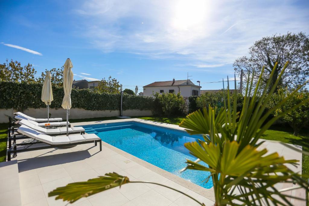 Bazén v ubytování Villa Elysium - beautiful family house with heated pool nebo v jeho okolí