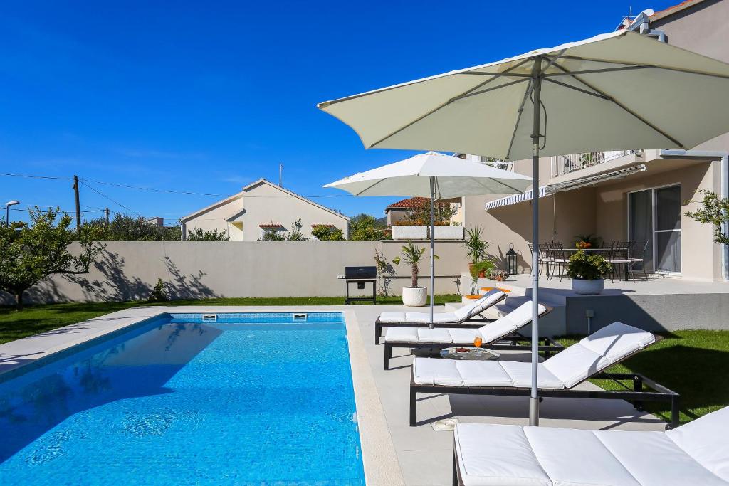 Bazén v ubytování Villa Elysium - beautiful family house with heated pool nebo v jeho okolí