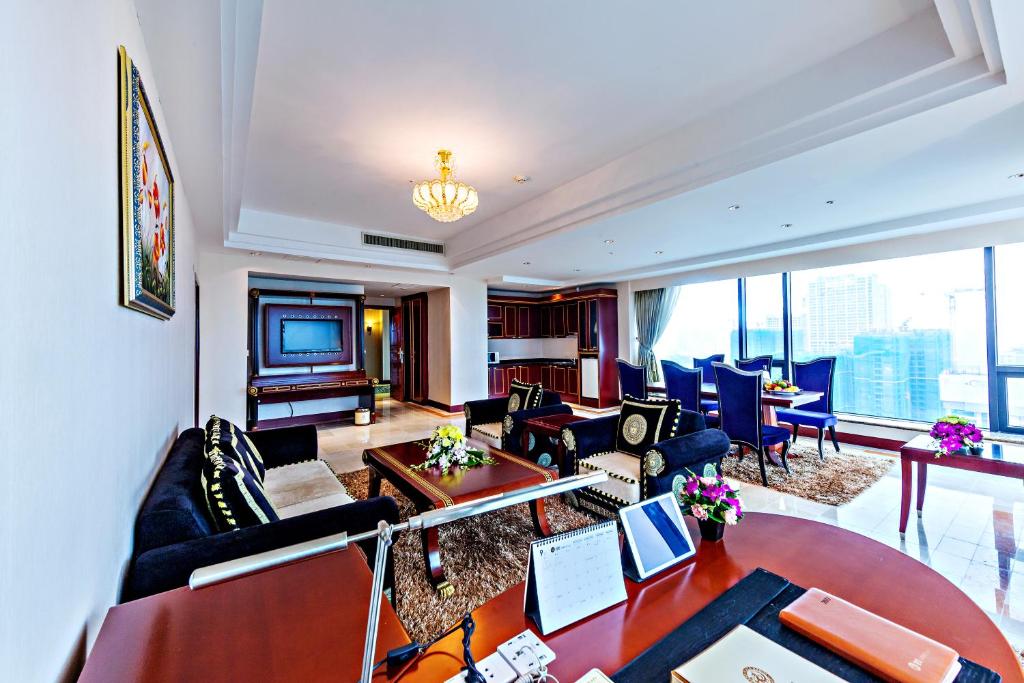 TV a/nebo společenská místnost v ubytování Grand Plaza Hotel Hanoi
