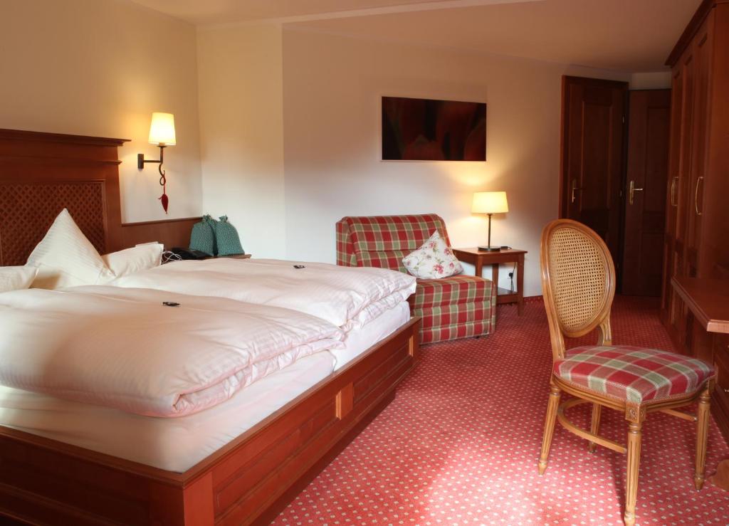 A bed or beds in a room at Die Lilie / Hotel Garni