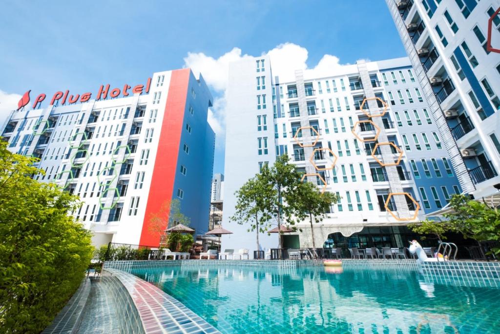- une piscine au milieu des bâtiments dans l'établissement P Plus Hotel, à Pattaya