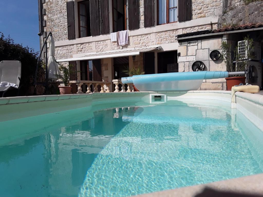 una piscina con fideos en el agua en La Maison de l'Aubépin, en Saint-Savinien