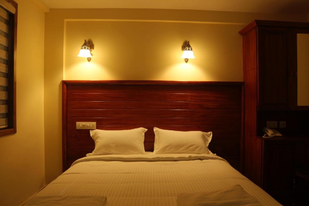 Postel nebo postele na pokoji v ubytování Roses Inn Fortkochi