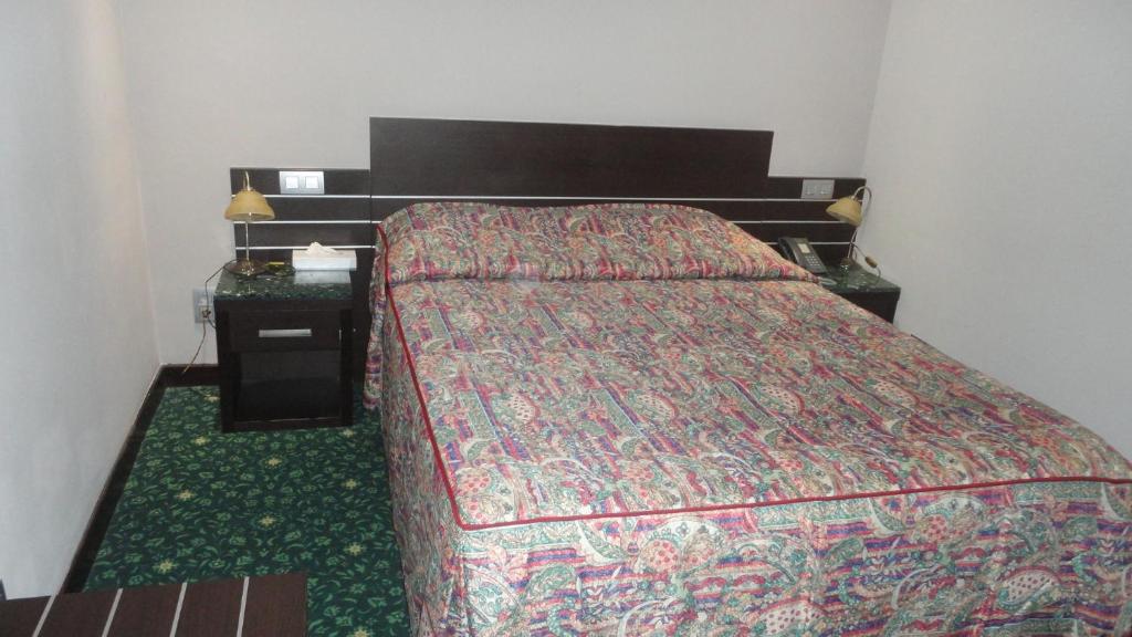 Postel nebo postele na pokoji v ubytování Hotel L'auberge Du Souverain