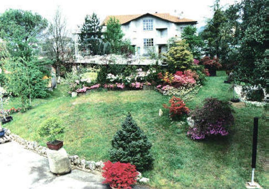 ein Haus mit einem Hof mit Blumen und Pflanzen in der Unterkunft B&B I Fiori in San Giustino