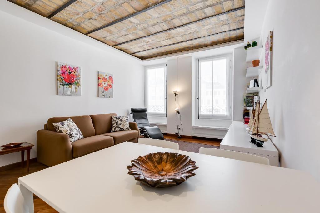 A seating area at Piazza Navona-Coronari House