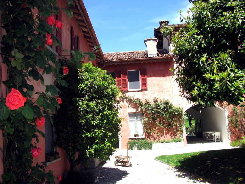 a house with a garden with roses in front of it at Villa Sassi in Como