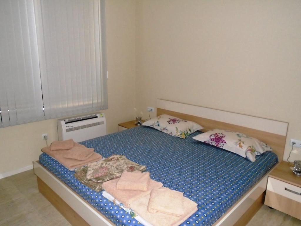 Postel nebo postele na pokoji v ubytování Nedev's Apartments in Kavatsi Area