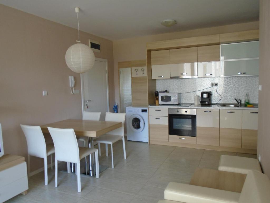Kuchyň nebo kuchyňský kout v ubytování Nedev's Apartments in Kavatsi Area
