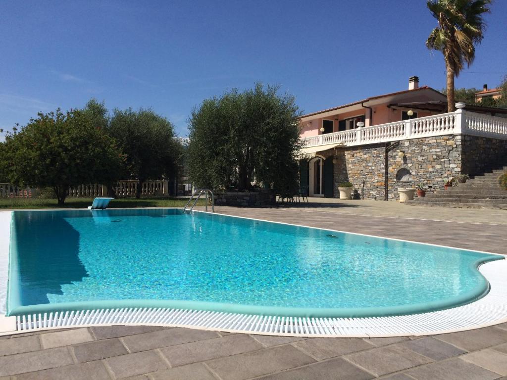 インペリアにあるVilla con piscina a Imperia, Italyの家の前のスイミングプール