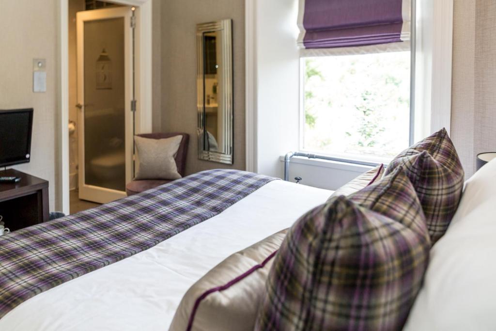 Postel nebo postele na pokoji v ubytování The Dowans Hotel of Speyside