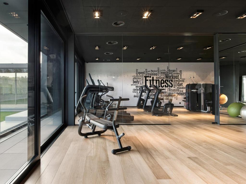 Fitness centrum a/nebo fitness zařízení v ubytování La Butte aux Bois a Small Luxury Hotel of the World