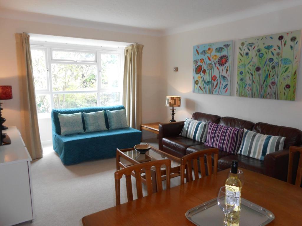 a living room with a couch and a table at 2 Bedroom Apartment in Stratton Court Central Surbiton incl Free Parking in Kingston upon Thames
