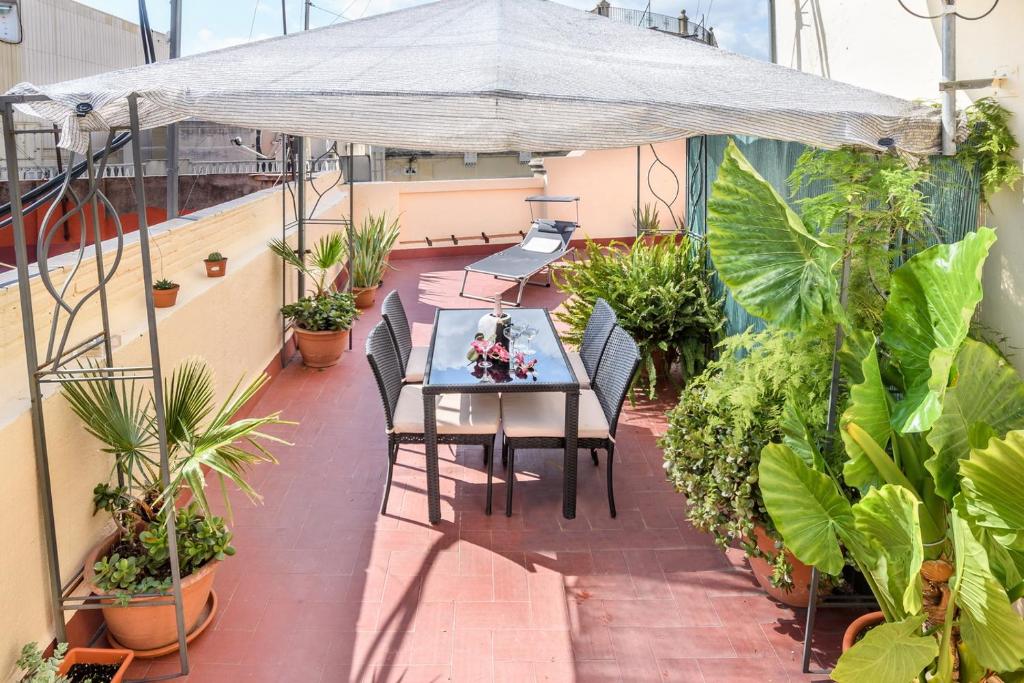 A restaurant or other place to eat at Private Roof Top Sant Antoni