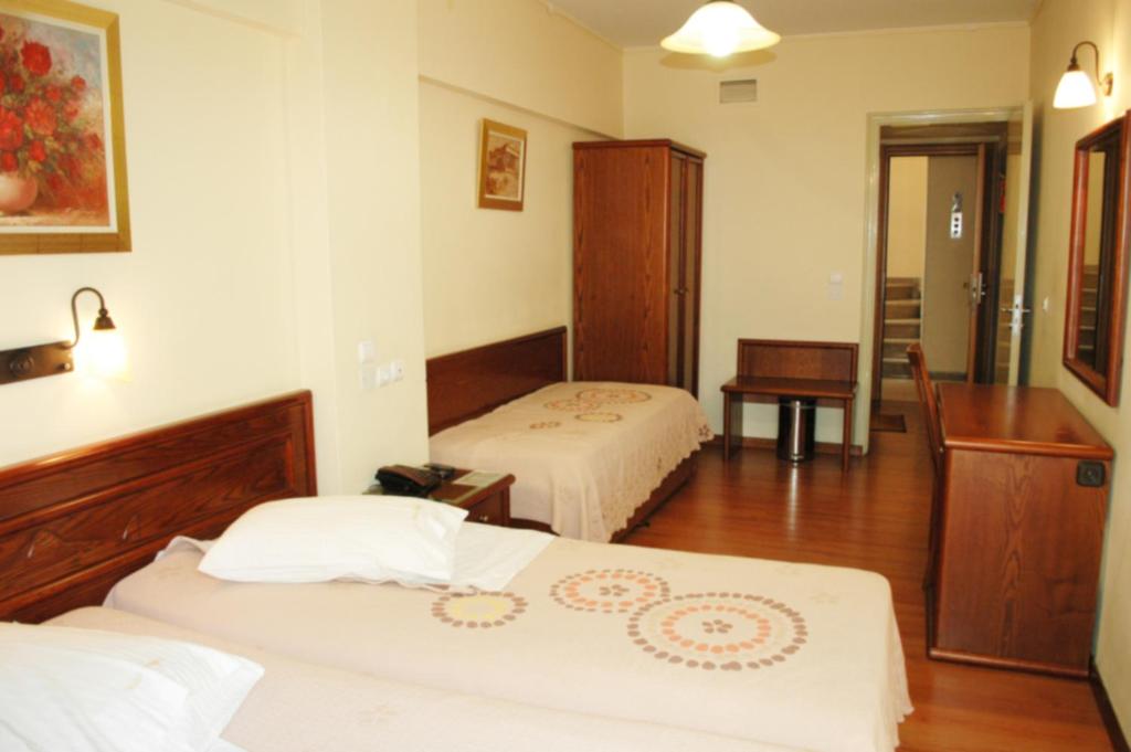 Postel nebo postele na pokoji v ubytování Omiros Hotel