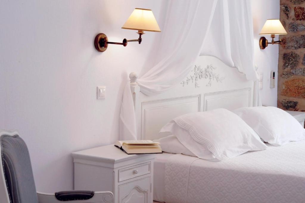 Postel nebo postele na pokoji v ubytování Kamari Hotel