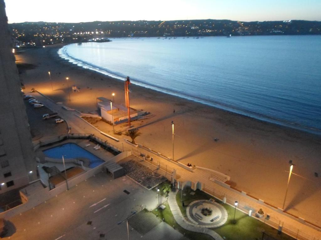 una vista aérea de la playa y del océano en Apto Bahia Horizonte - La Herradura, en Coquimbo