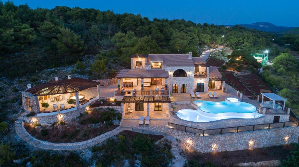 uma vista aérea de uma casa com piscina em Amara Villa em Anafonítria