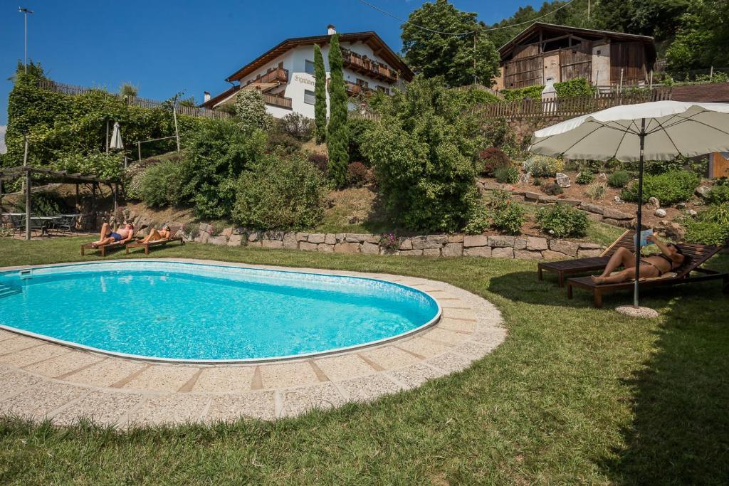 Bazén v ubytování Engadiner Apartments & Wines nebo v jeho okolí