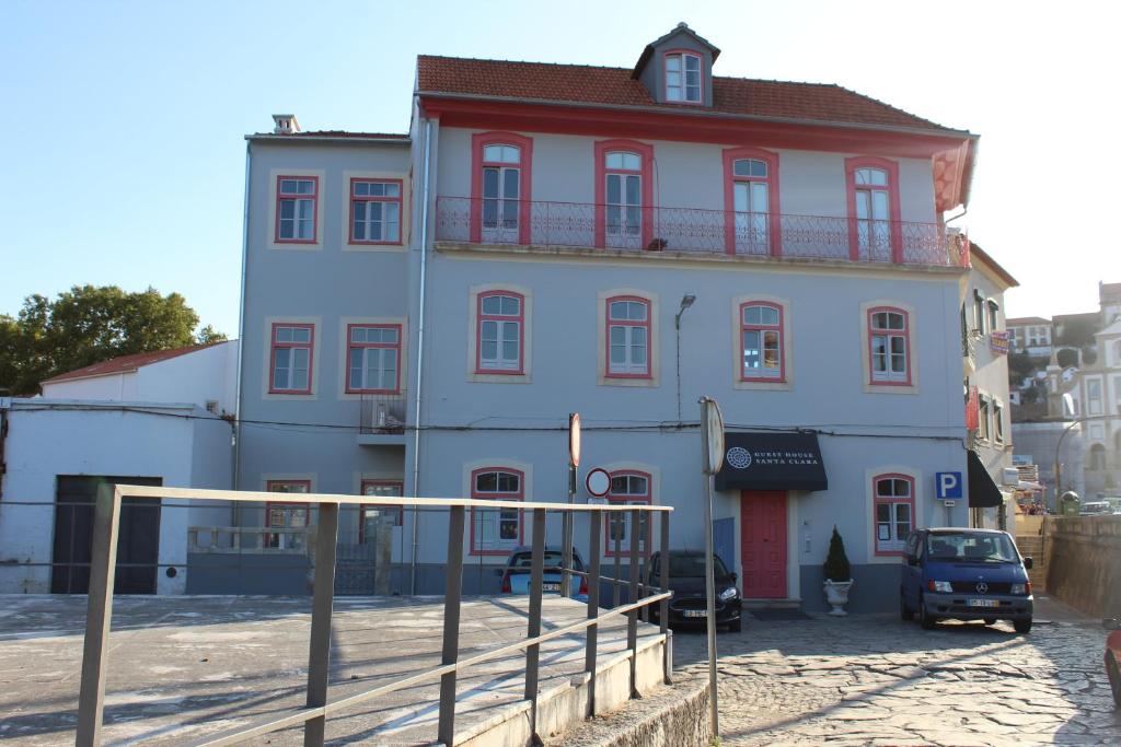O edifício em que a casa de hóspedes se localiza