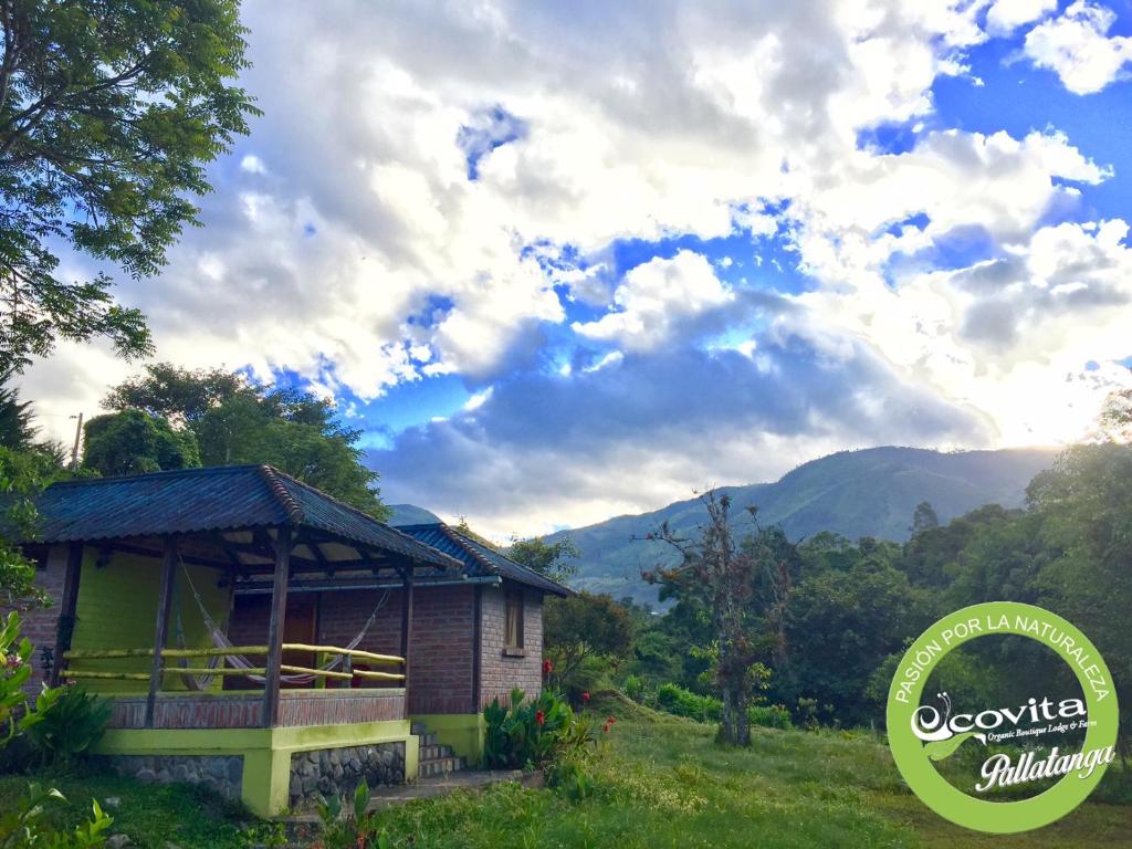 un edificio con cenador en un campo en Ecovita Organic Lodge & Farm, en Pallatanga