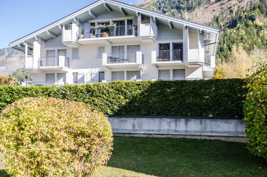 a building with a hedge in front of it at Litchi Apartment in Chamonix