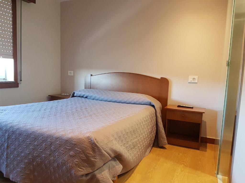 Hostal Galicia Arteixo tesisinde bir odada yatak veya yataklar