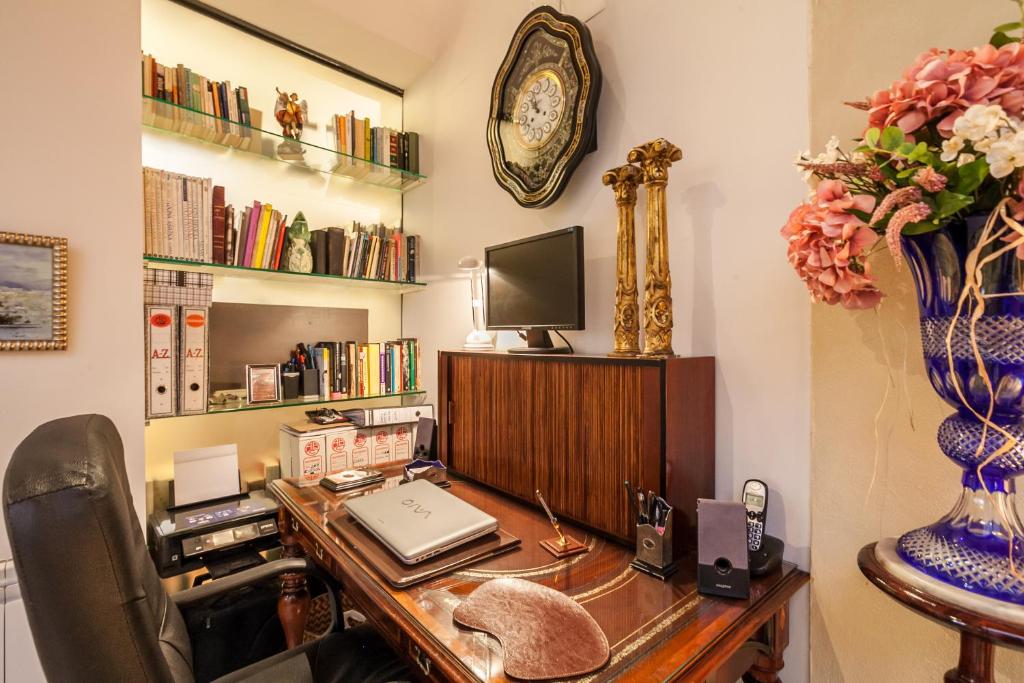 Televízia a/alebo spoločenská miestnosť v ubytovaní CASA SEÑORIAL EN SEVILLA CENTRO,Calle Mármoles