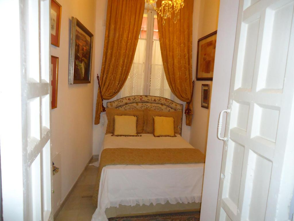Posteľ alebo postele v izbe v ubytovaní CASA SEÑORIAL EN SEVILLA CENTRO,Calle Mármoles