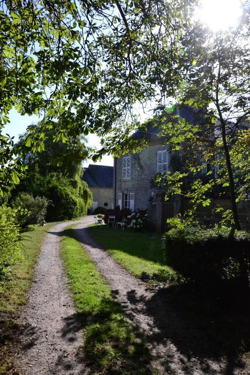 un camino de tierra delante de una casa en Utah Beach Chambre hote, en Sainte-Marie-du-Mont