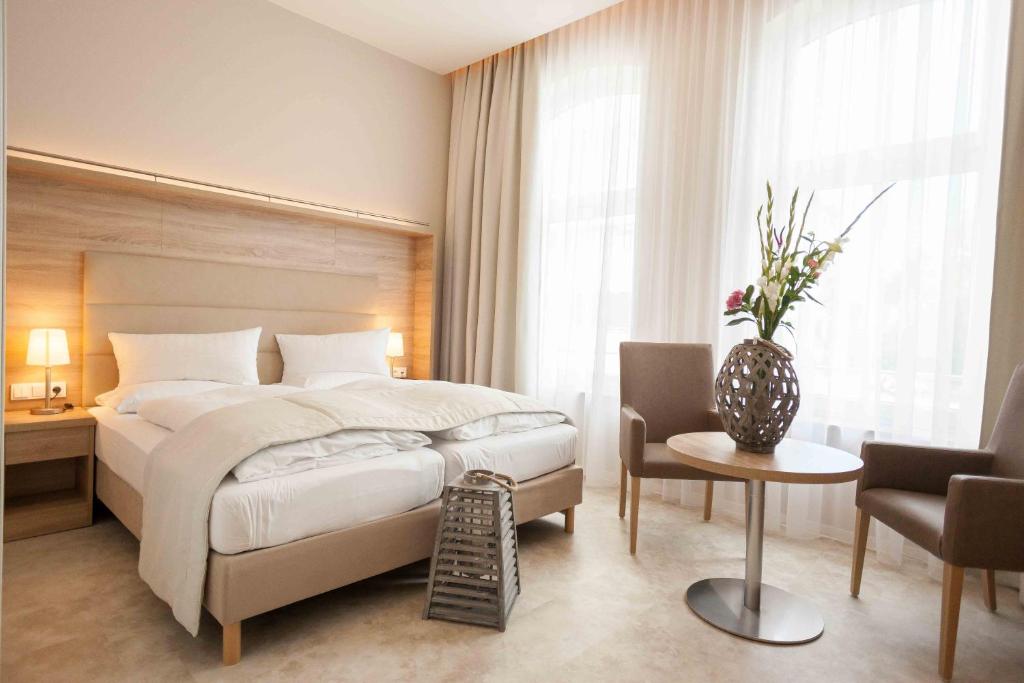 Postel nebo postele na pokoji v ubytování Ostseehotel Warnemünde