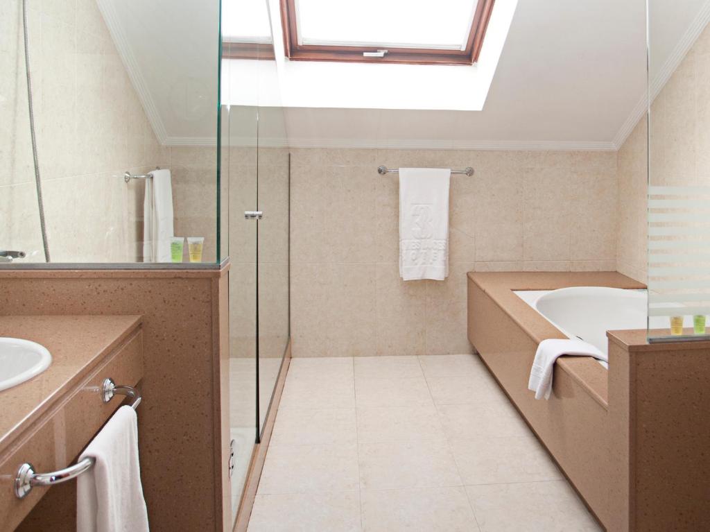 Hotel Sercotel Tres Luces - Suite Junior (2 Adultos + 1 Niño)