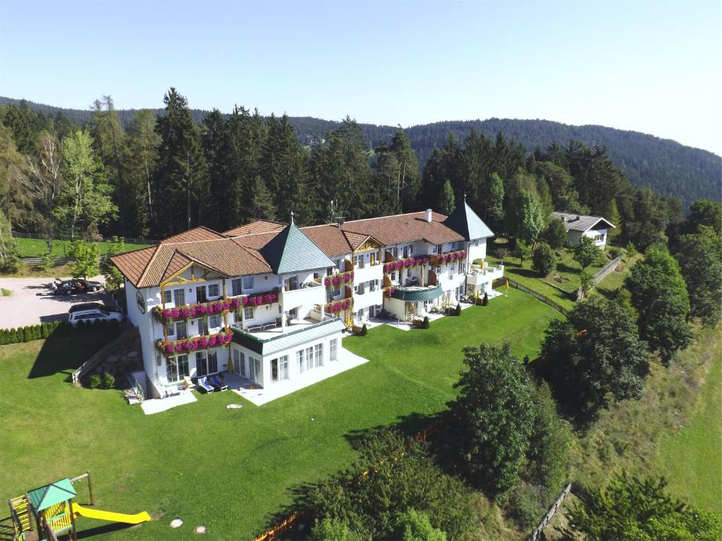 una vista aérea de una casa grande con patio en Residence Rossboden, en Verano