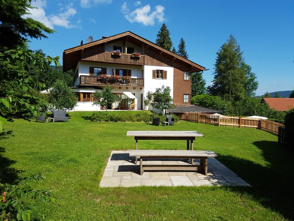 a picnic table in front of a house at Kaiser's Landhaus in Schliersee