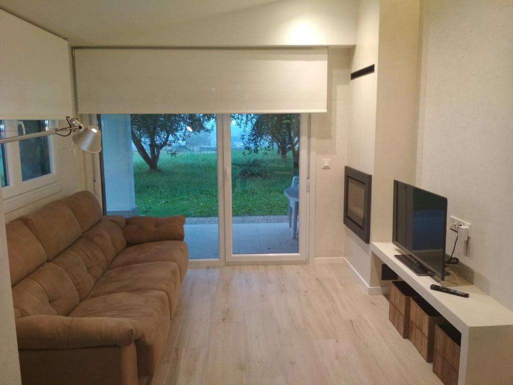 ein Wohnzimmer mit einem Sofa und einem TV in der Unterkunft Apartamento Zabale in Aduna
