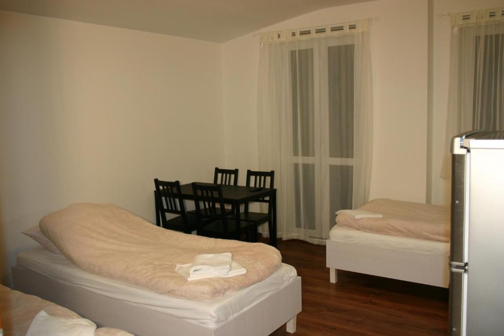 Noclegi Piastow - Two-Bedroom Apartment