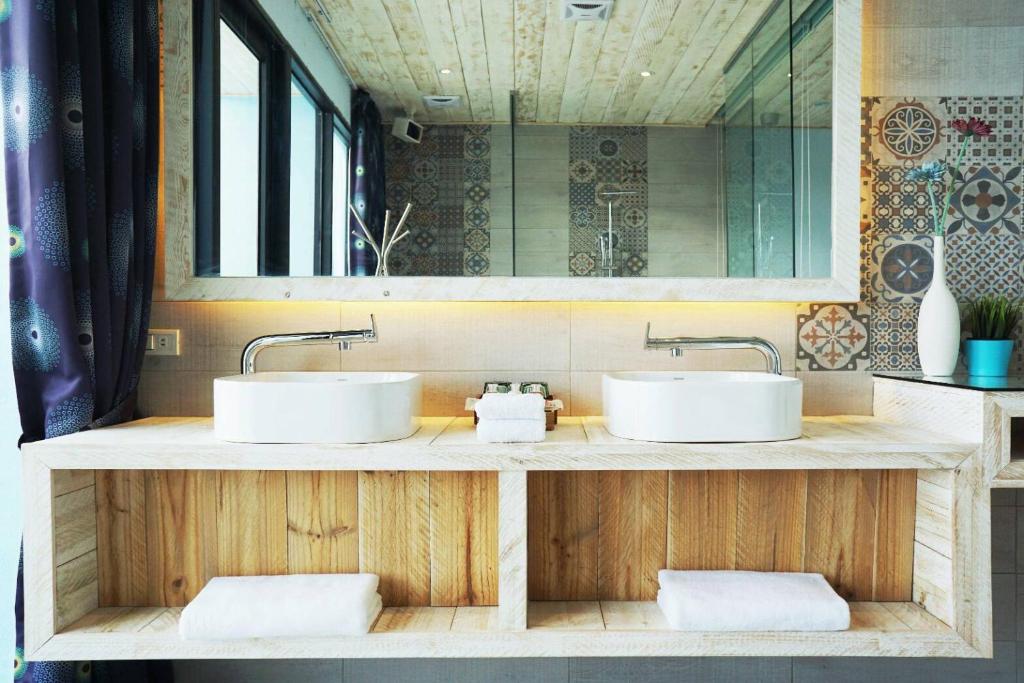 a bathroom with two sinks and a mirror at 湛藍海岸民宿 Azure--這個夏天有點藍--墾丁南灣沙灘-可包棟-國旅卡特約店 in Nanwan