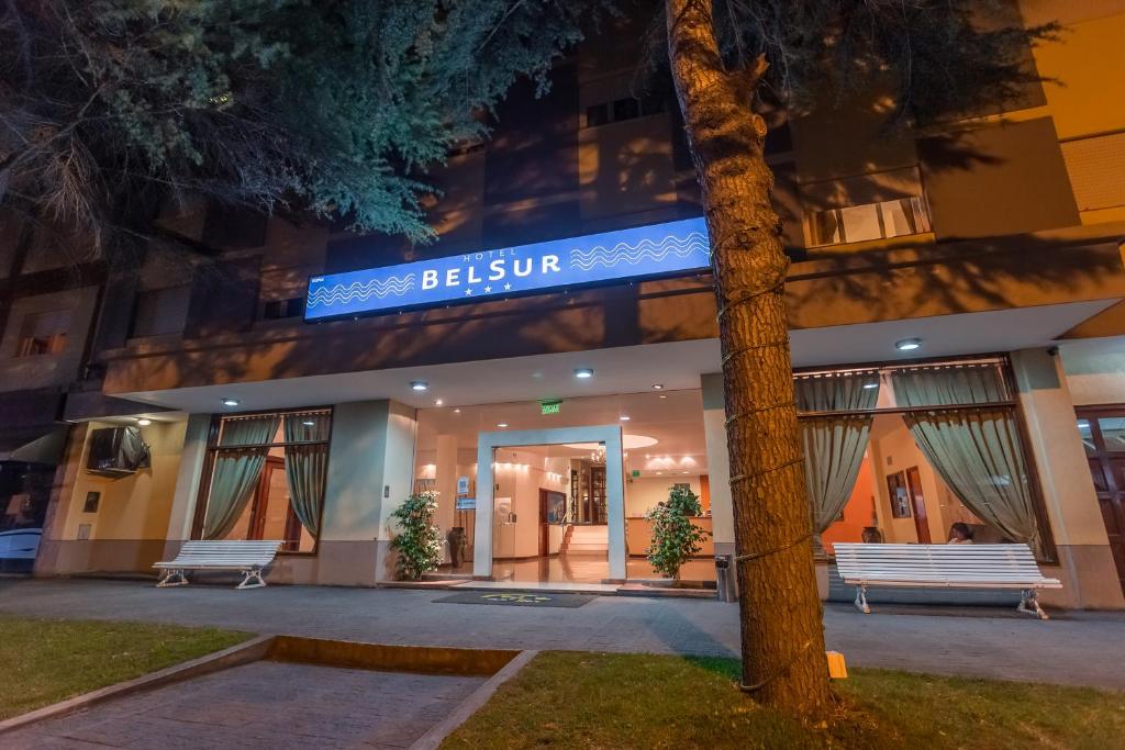 Tòa nhà nơi khách sạn tọa lạc