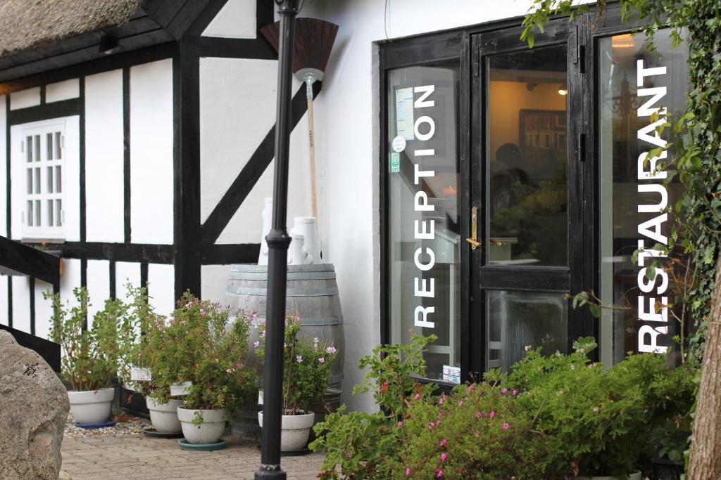 een winkel met een bord op de deur bij Lyng Dal Hotel og Restaurant in Ry