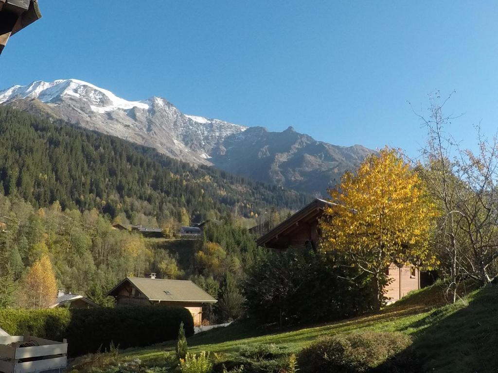 Pemandangan gunung umum atau pemandangan gunung yang diambil dari apartmen