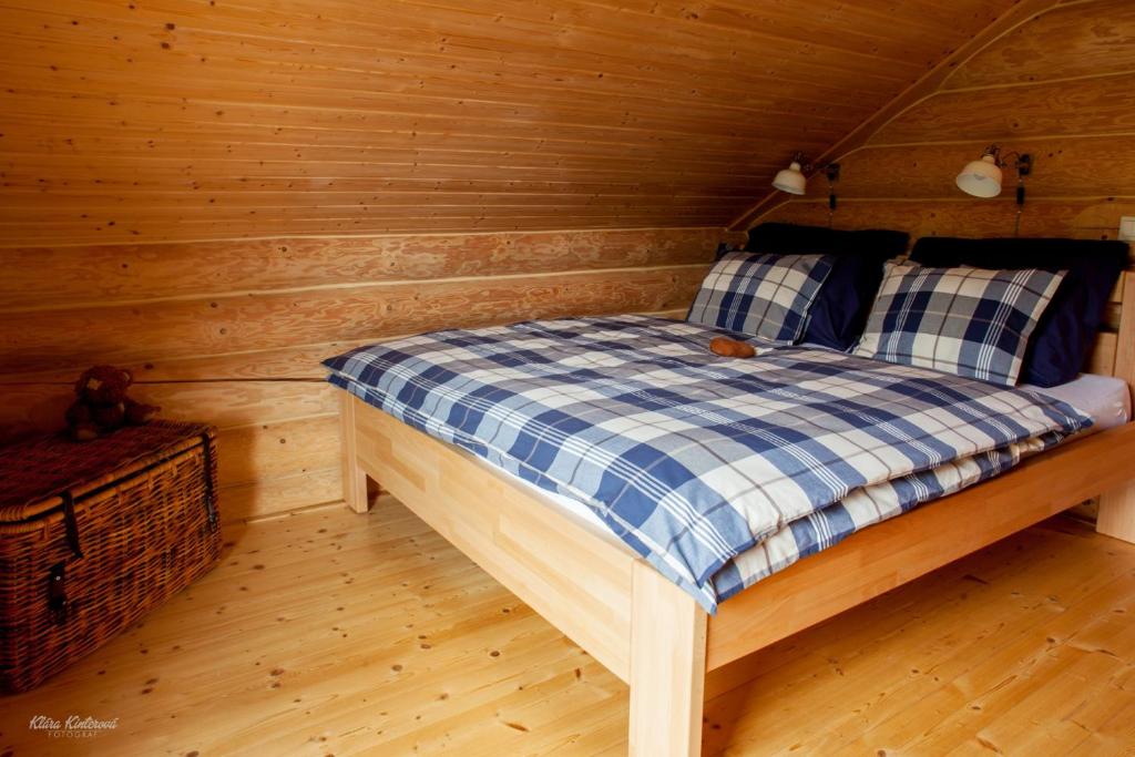 Postel nebo postele na pokoji v ubytování Srub Bublava 806