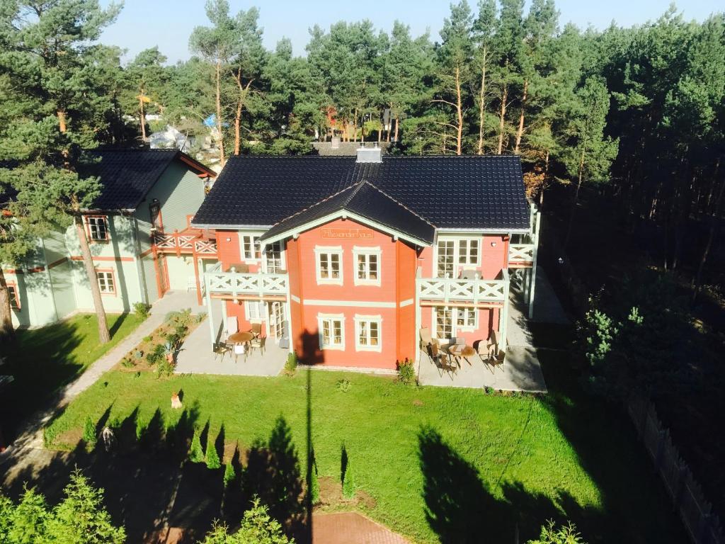 una vista aérea de una casa con patio en Alexanderhaus, en Mellensee