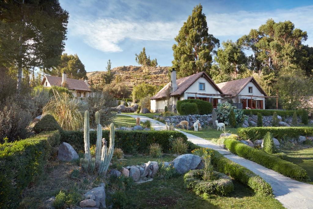 einen Garten vor einem Haus in der Unterkunft Las Casitas, A Belmond Hotel, Colca Canyon in Yanque
