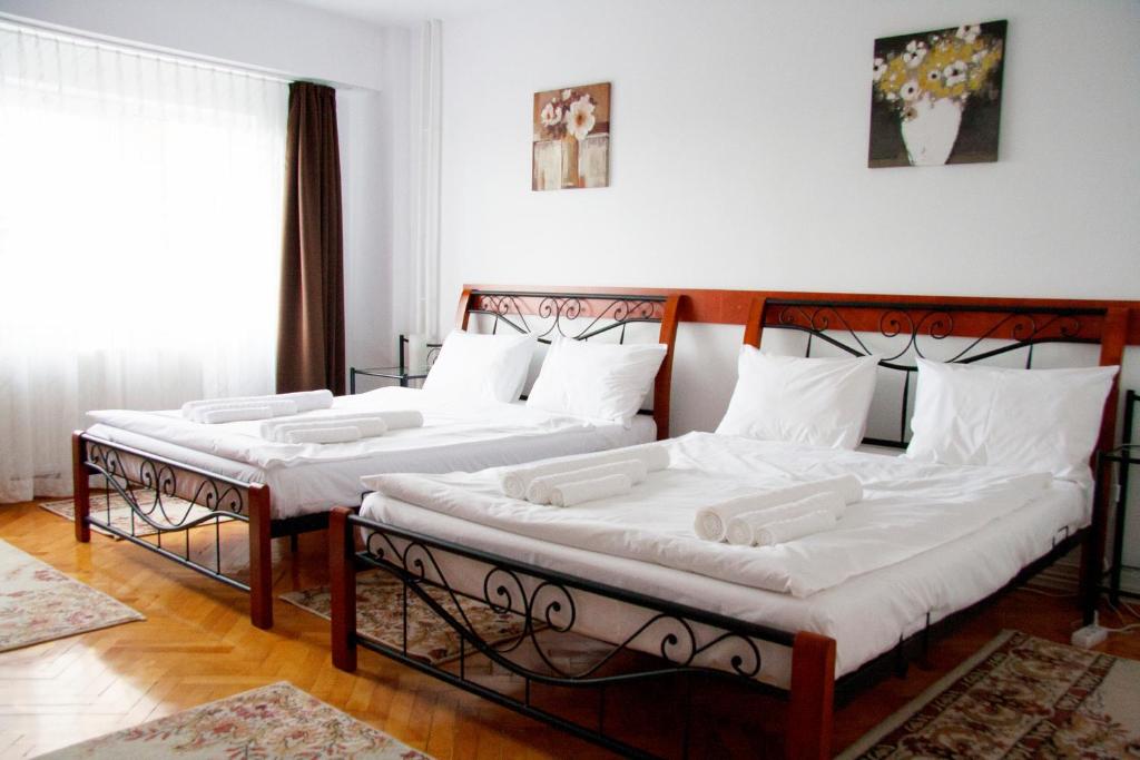 クルジュ・ナポカにあるAOL Cluj Apartのベッド3台(白い枕付)