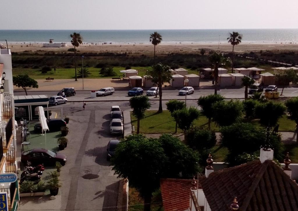 コニル・デ・ラ・フロンテーラにあるPiso Playa Los Bateles Conilの駐車場とビーチの景色を望めます。