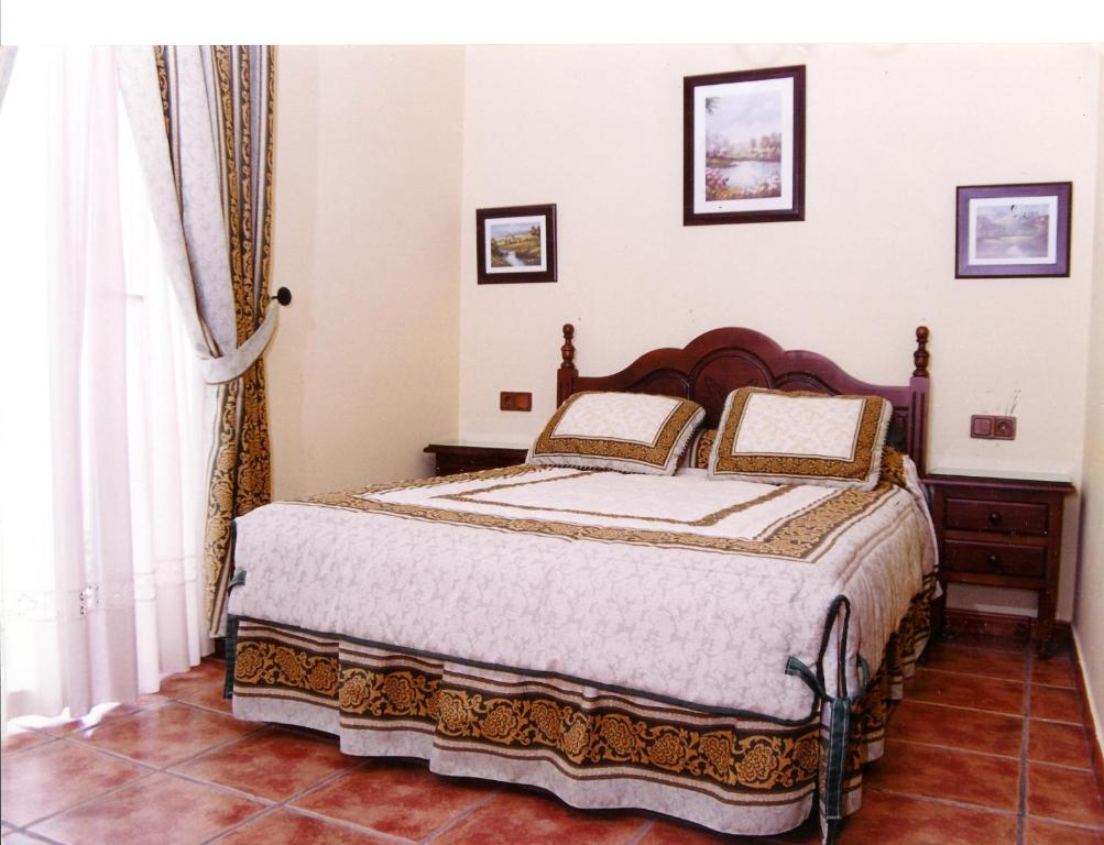 アロヨ・フリオにあるCasa ALPULUSOのベッドルーム1室(ベッド1台付)