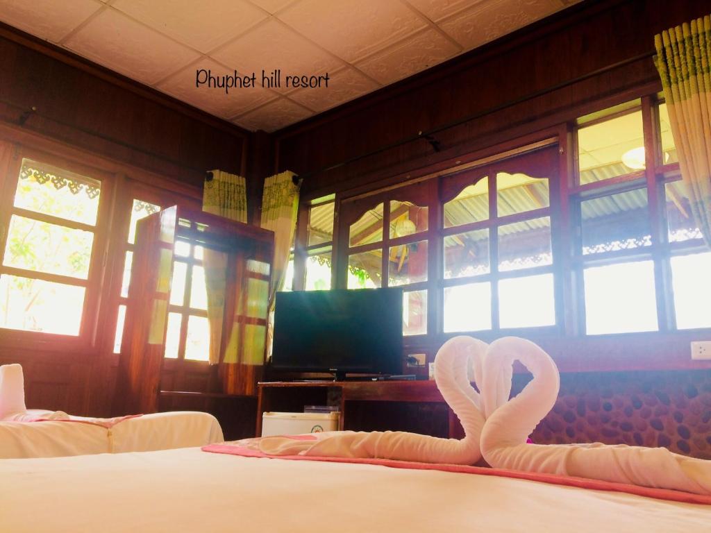 TV a/nebo společenská místnost v ubytování Phuphet Hill Resort